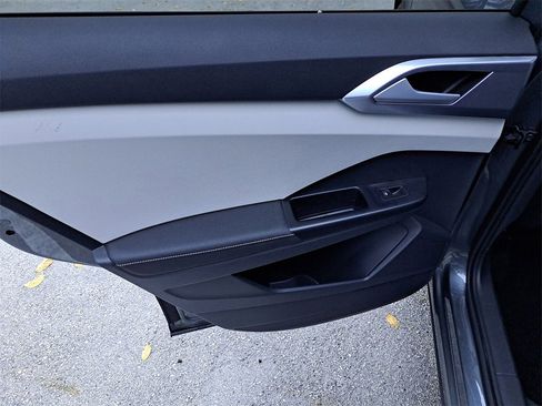 Certified 2025 Volkswagen Taos SE w/ Panoramic Sunroof Package image 17