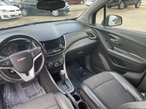 Used 2019 Chevrolet Trax LT w/ LT Convenience Package FWD image 16