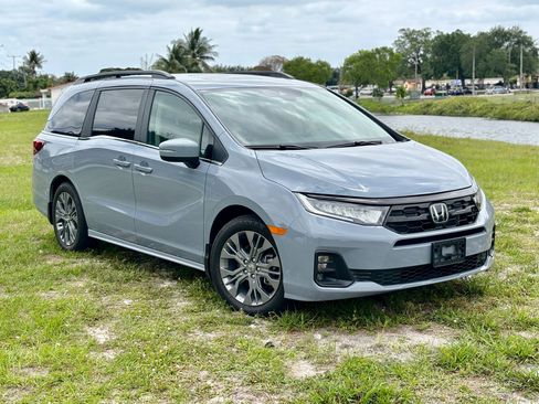 Used 2025 Honda Odyssey Touring image 3