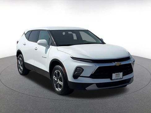 Used 2025 Chevrolet Blazer LT FWD image 3
