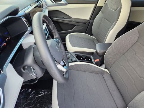 New 2025 Volkswagen Taos SE image 6