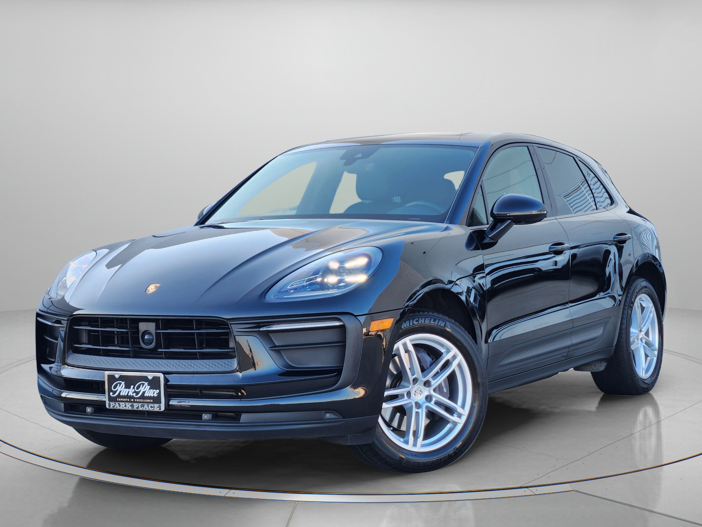 Used 2024 Porsche Macan AWD/4WD image 1
