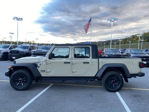 Used 2020 Jeep Gladiator Sport image 2