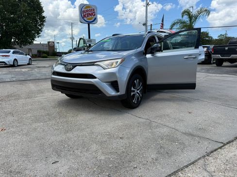 Used 2018 Toyota RAV4 LE FWD image 21