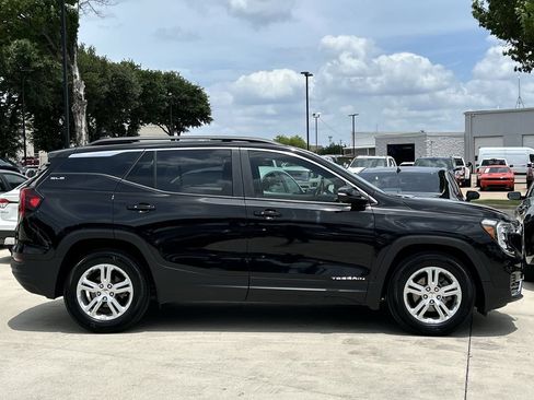 Used 2024 GMC Terrain SLE w/ Driver Convenience Package FWD image 3