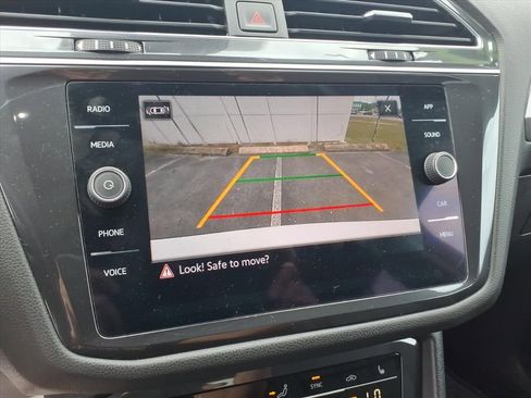 Used 2022 Volkswagen Tiguan SE w/ Panoramic Sunroof Package FWD image 27