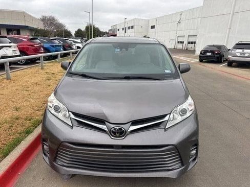 Used 2019 Toyota Sienna XLE image 2
