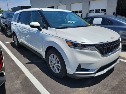 Used 2024 Kia Carnival LX FWD image 1