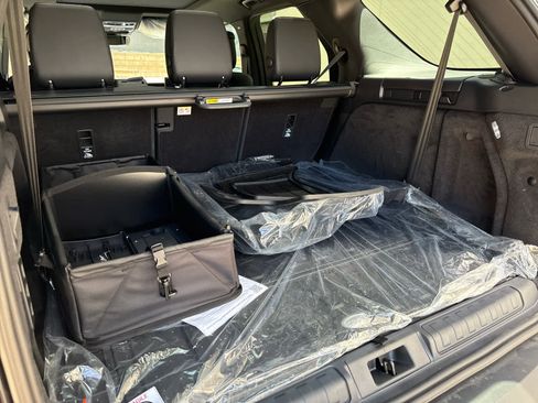 Used 2025 Land Rover Discovery S image 18