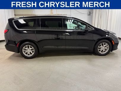 Used 2025 Chrysler Pacifica Select