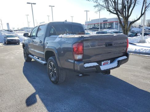 Used 2016 Toyota Tacoma TRD Sport image 3