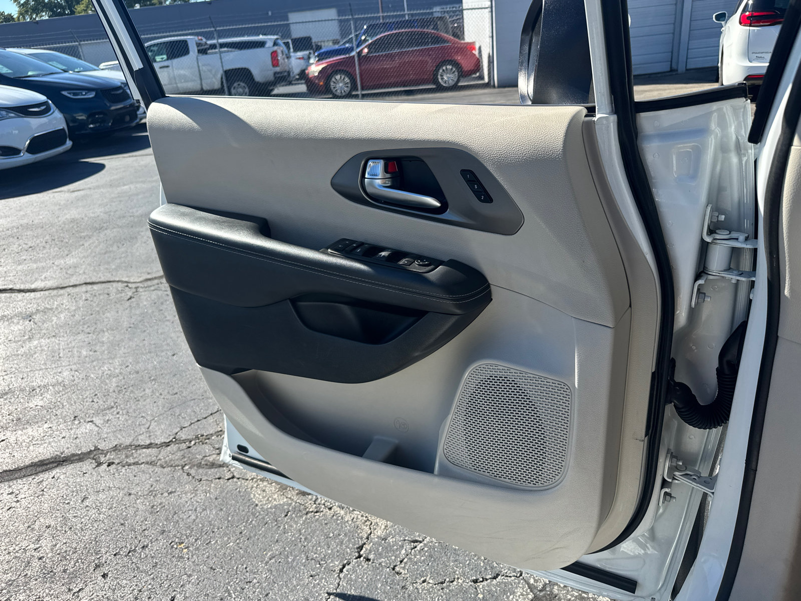 Used 2023 Chrysler Pacifica Touring-L FWD image 15