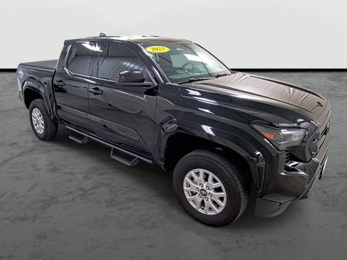 Used 2025 Toyota Tacoma SR5 AWD/4WD image 5