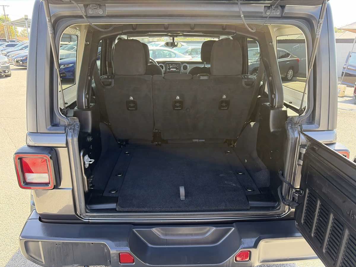 Used 2019 Jeep Wrangler Unlimited Sahara AWD/4WD image 18