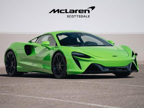 Used 2025 McLaren Artura image 13