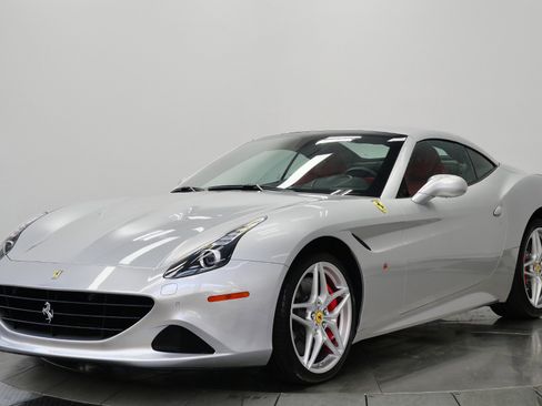 Used 2017 Ferrari California T RWD image 5