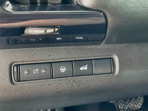Used 2025 Nissan Pathfinder SV AWD/4WD image 13