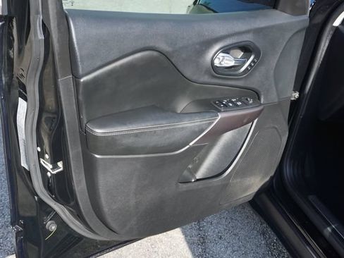 Used 2019 Jeep Cherokee Limited FWD image 24