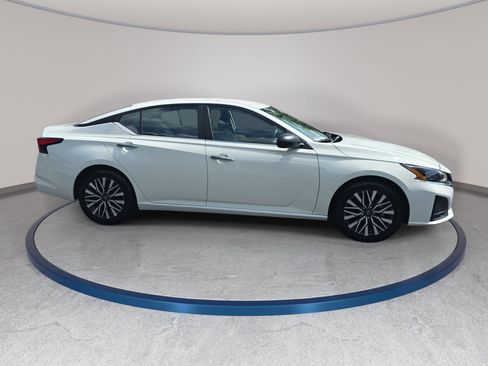 Used 2025 Nissan Altima 2.5 SV FWD image 4