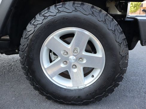 Used 2007 Jeep Wrangler Unlimited Rubicon w/ Dual Top Group AWD/4WD image 38