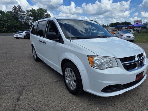 Used 2019 Dodge Grand Caravan SE w/ UConnect Hands-Free Group FWD image 2