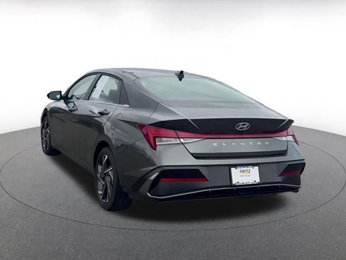 Used 2025 Hyundai Elantra SEL image 11