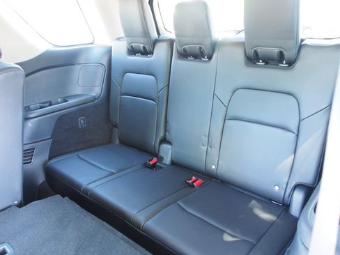 Used 2024 Nissan Pathfinder SL w/ Black Appearance Package AWD/4WD image 22