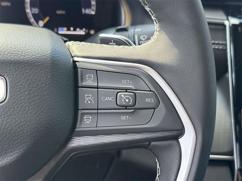 New 2025 Jeep Grand Cherokee Altitude image 23