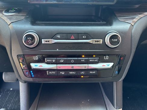 Used 2020 Ford Explorer Limited image 16