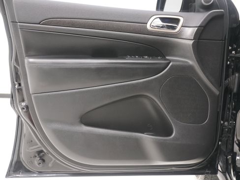 Used 2017 Jeep Grand Cherokee Laredo image 14