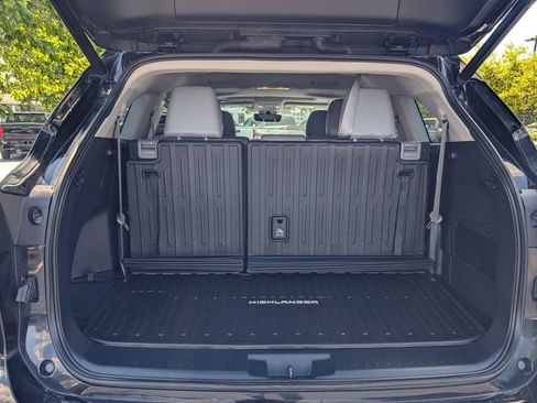Used 2023 Toyota Highlander XLE AWD/4WD image 18