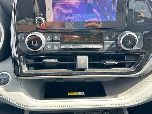 Used 2024 Toyota Highlander XLE FWD image 16