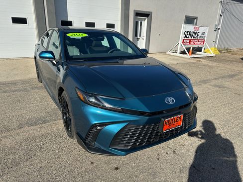 Used 2025 Toyota Camry SE image 2