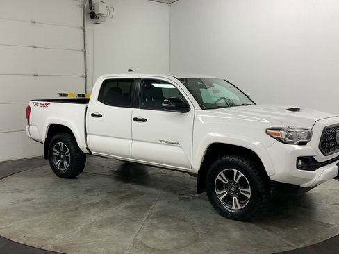 Used 2019 Toyota Tacoma TRD Sport image 2