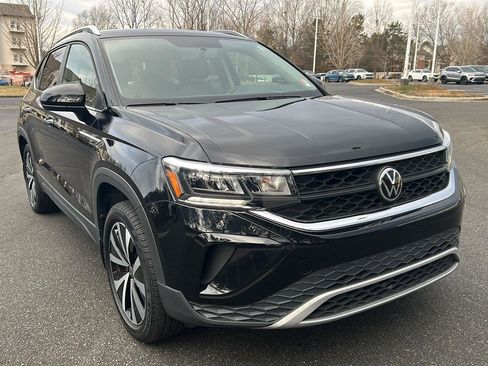 Certified 2022 Volkswagen Taos SE image 9