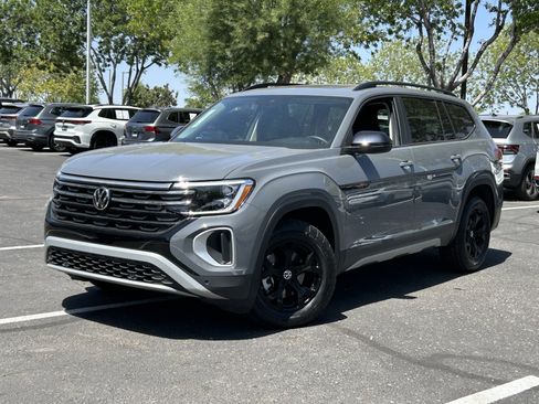 Used 2025 Volkswagen Atlas Peak Edition SE AWD/4WD image 31