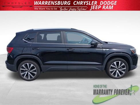 Used 2024 Volkswagen Taos SE FWD image 3