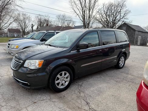 Used 2012 Chrysler Town & Country Touring image 1