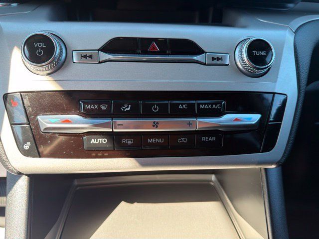 Used 2022 Ford Explorer XLT w/ Equipment Group 202A AWD/4WD image 25