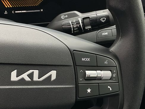 Used 2025 Kia K4 LXS image 23