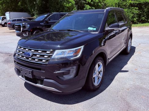 Used 2017 Ford Explorer XLT w/ Equipment Group 202A AWD/4WD image 2