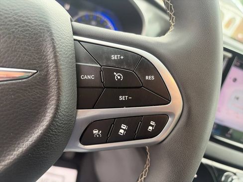 Used 2025 Chrysler Pacifica Select FWD image 34