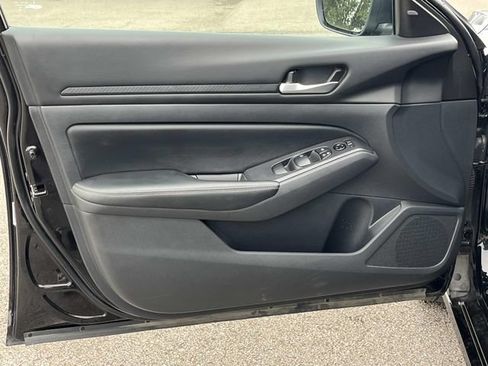 Used 2025 Nissan Altima 2.5 SV FWD image 25