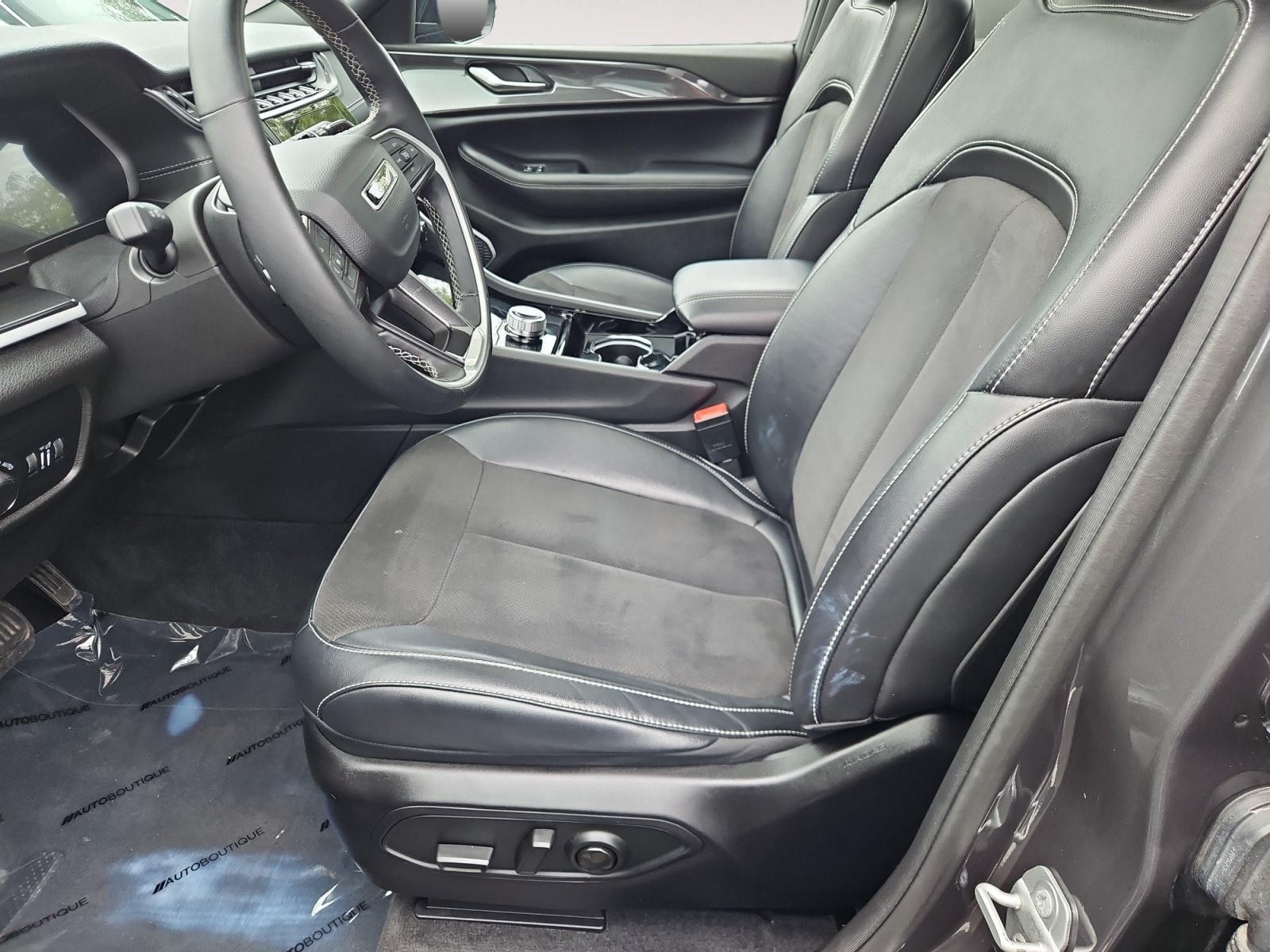 Used 2022 Jeep Grand Cherokee Altitude AWD/4WD image 9