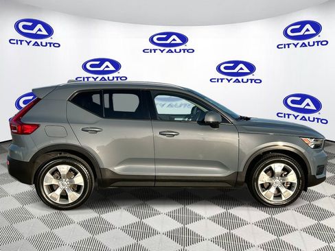 Used 2022 Volvo XC40 T5 Momentum image 2