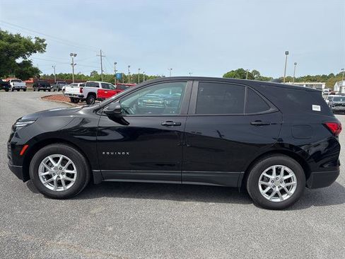Used 2023 Chevrolet Equinox LS w/ LS Convenience Package FWD image 3