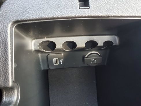 Used 2018 Jeep Cherokee Latitude Plus w/ Comfort/Convenience Group AWD/4WD image 31