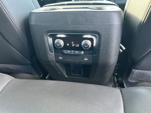 Used 2024 GMC Yukon XL SLT image 29