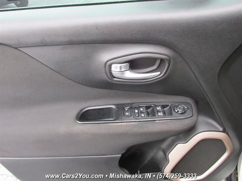 Used 2016 Jeep Renegade Latitude AWD/4WD image 9