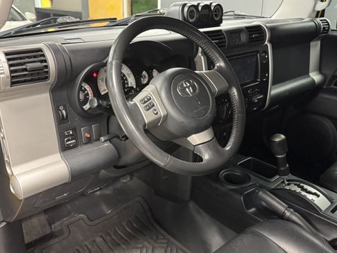 Used 2008 Toyota FJ Cruiser 2WD w/ Upgrade Pkg 2 image 9